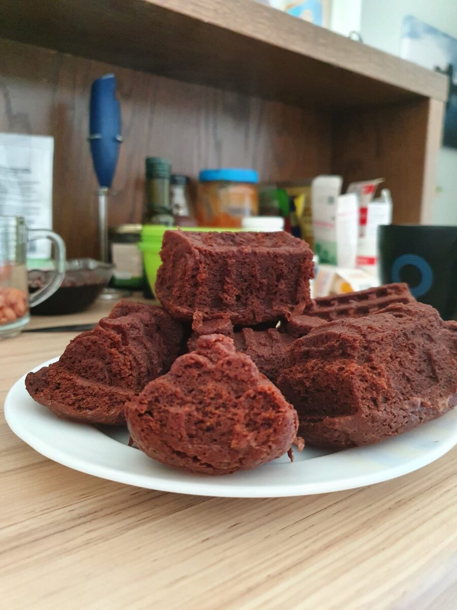 Я сильно подозреваю, что свежестью и невысыханием кексов я была обязана псиллиуму, который долго удерживал воду в центре кекса.