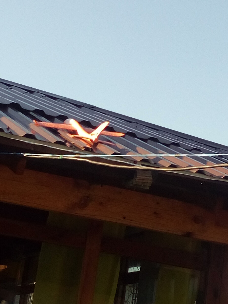 Этот оранжевый самолетик уже с историей. Думаю, что найдутся позднее и другие его фотографии. А пока он приземлился на крыше веранды.