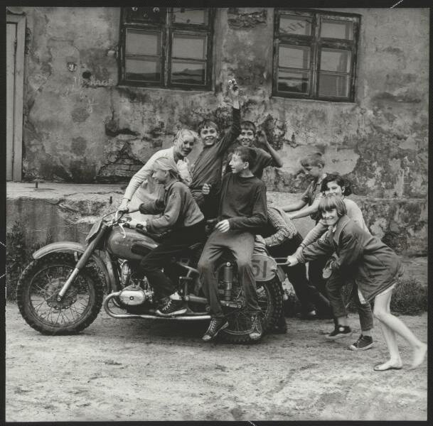 «Первые байкеры». Антанас Суткус, 1974 год, Литовская ССР, г. Клайпеда, МАММ/МДФ.  