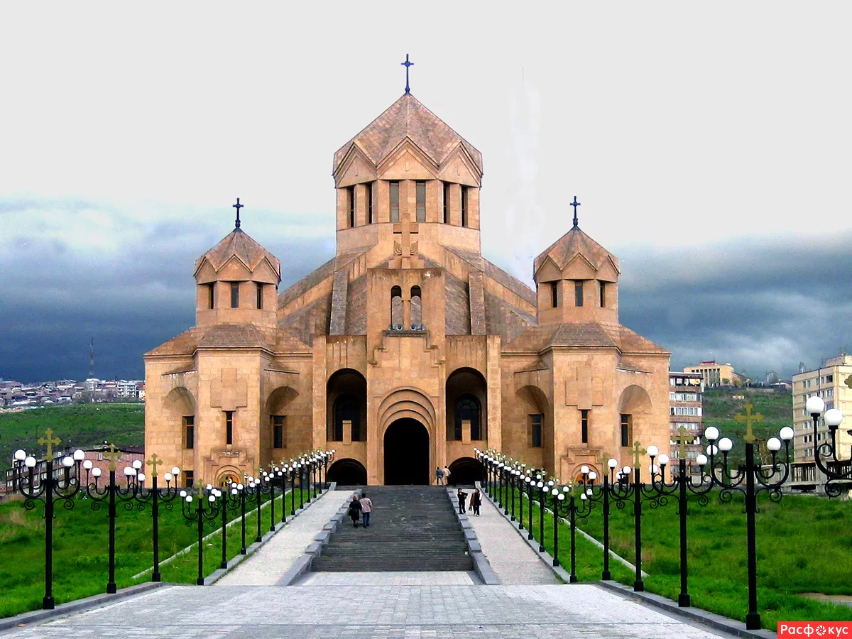 Улица арцаха. Церковь в Ереване Григор Лусаворич. Церковь Святого Григория просветителя (Ереван).