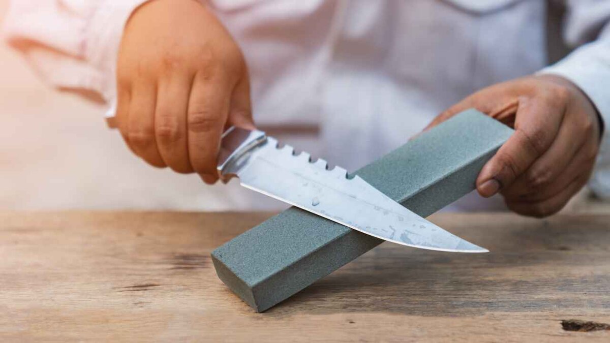 Виды точилок для ножей
Точильные камни
Точильные камни бывают в виде брусочков или палочек.В процессе заточки меняются камни от крупнозернистого к мелкозернистому.Крупнозернистый камень нужен для сильно затупленного лезвия ножа.С помощью среднезернистого камня можно убрать царапины.Мелкозернистый — затачивает лезвие.Есть ещё микрозернистый камень: он полирует нож, придаёт блеск и защищает от последующей коррозии металл.