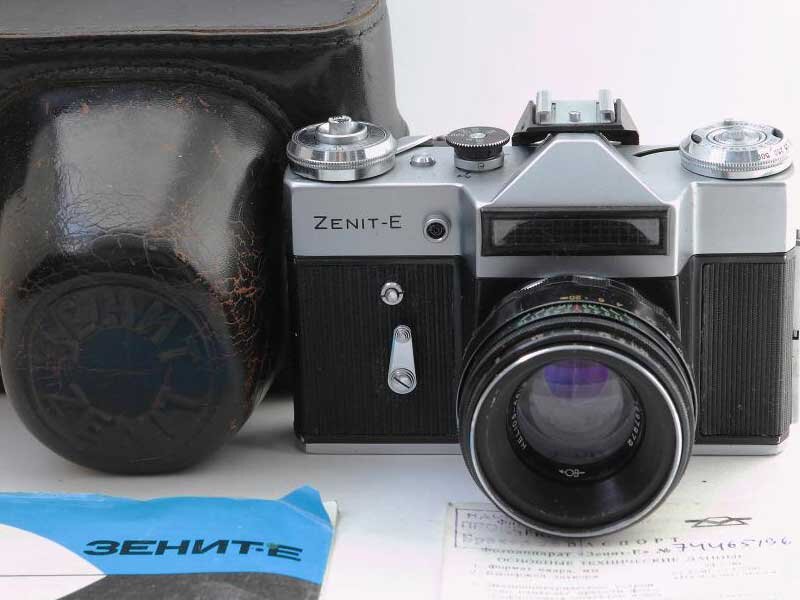 В комплект к фотоаппарату входил один объектив, встроенный экспонометр и зеркало постоянного визирования. Корпус был выпущен из литого алюминия. Резьба для объектива – М42. Вес фотоаппарата вместе с объективом составлял около 1 кг.