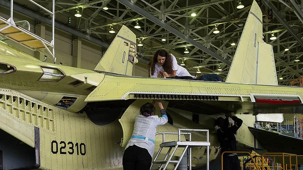 Над головой девушки-монтажника вы можете лицезреть горизонтальный ряд излучателей АФАР L-диапазона системы гос.опознавания, расположенной в предкрылке истребителя Су-35. Аналогично данные АФАР располагаются в предкрылках Су-57.