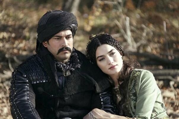 Малкочоглу встречает свою бывшую. Кадр из сериала.