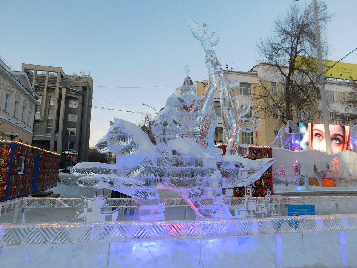 Ледовый екатеринбург. Ледовый городок Екатеринбург 2022. Ледяной городок в Екатеринбурге 2022. Северобайкальск Ледовый городок 2022. Листвянка ледяной городок 2022.