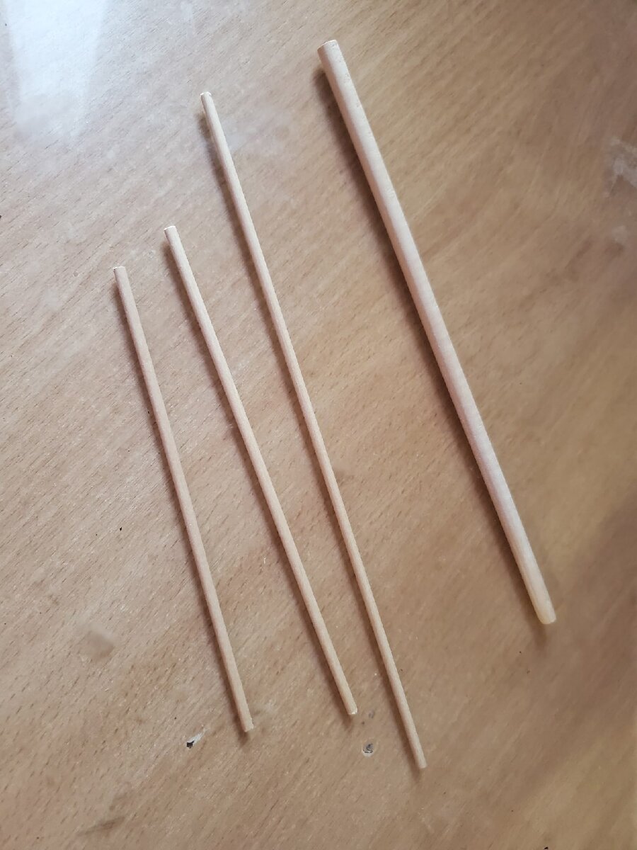 Тонкие это реи для третьей мачты, толстая это бушприт для носа, именно бушприт будет располагаться над носовой фигурой