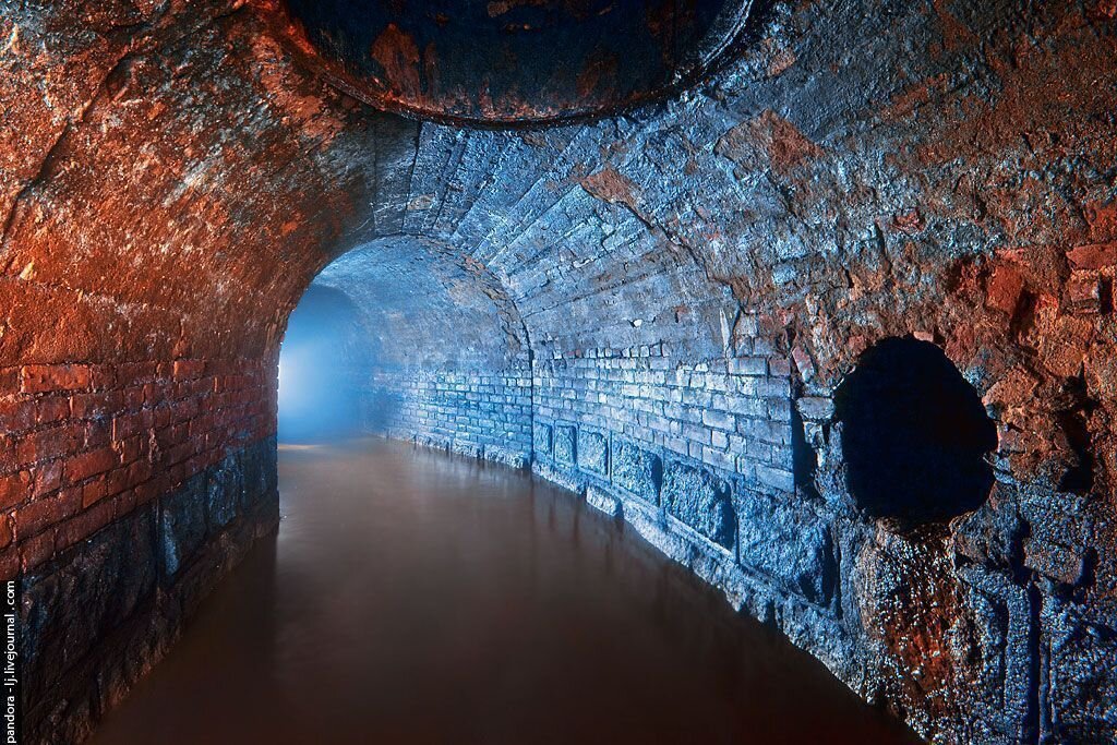 Река Пресня, заключенная в колеектор. Источник фото https://bilet-city.ru/excursion/presnya/