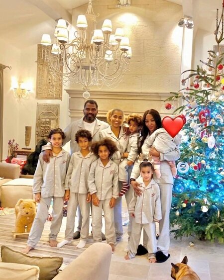 Наоми Кэмпбелл с дочерью (закрыта сердечком) и родными