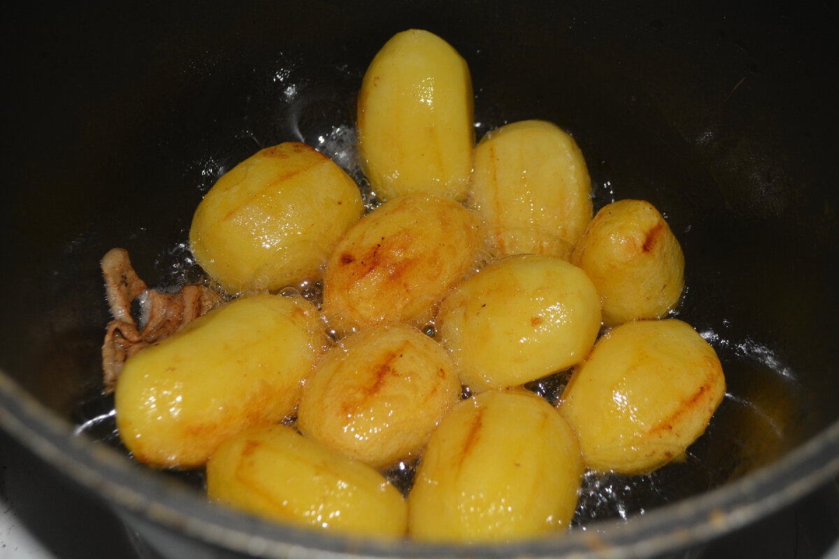 Ароматные говяжьи рёбра с картофелем, простой рецепт