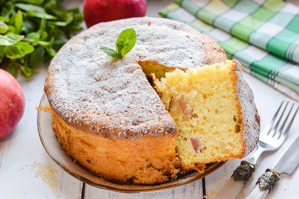 Классическая шарлотка с яблоками