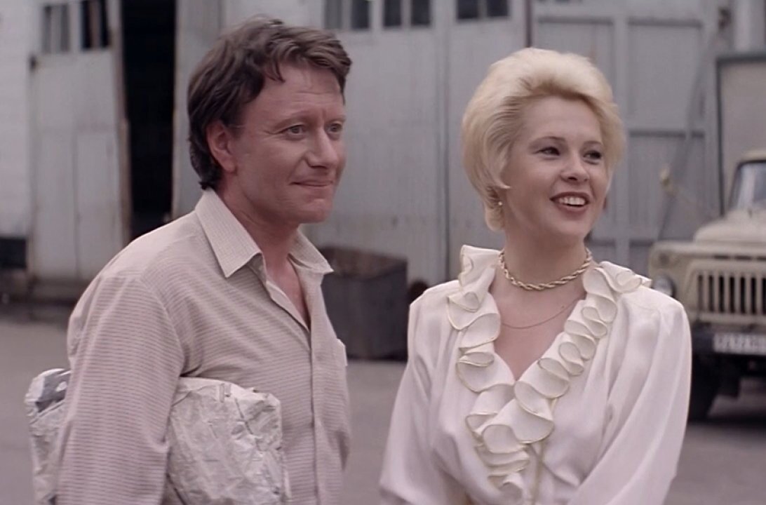 Кадр из фильма «Блондинка за углом» (1984). Скриншот.