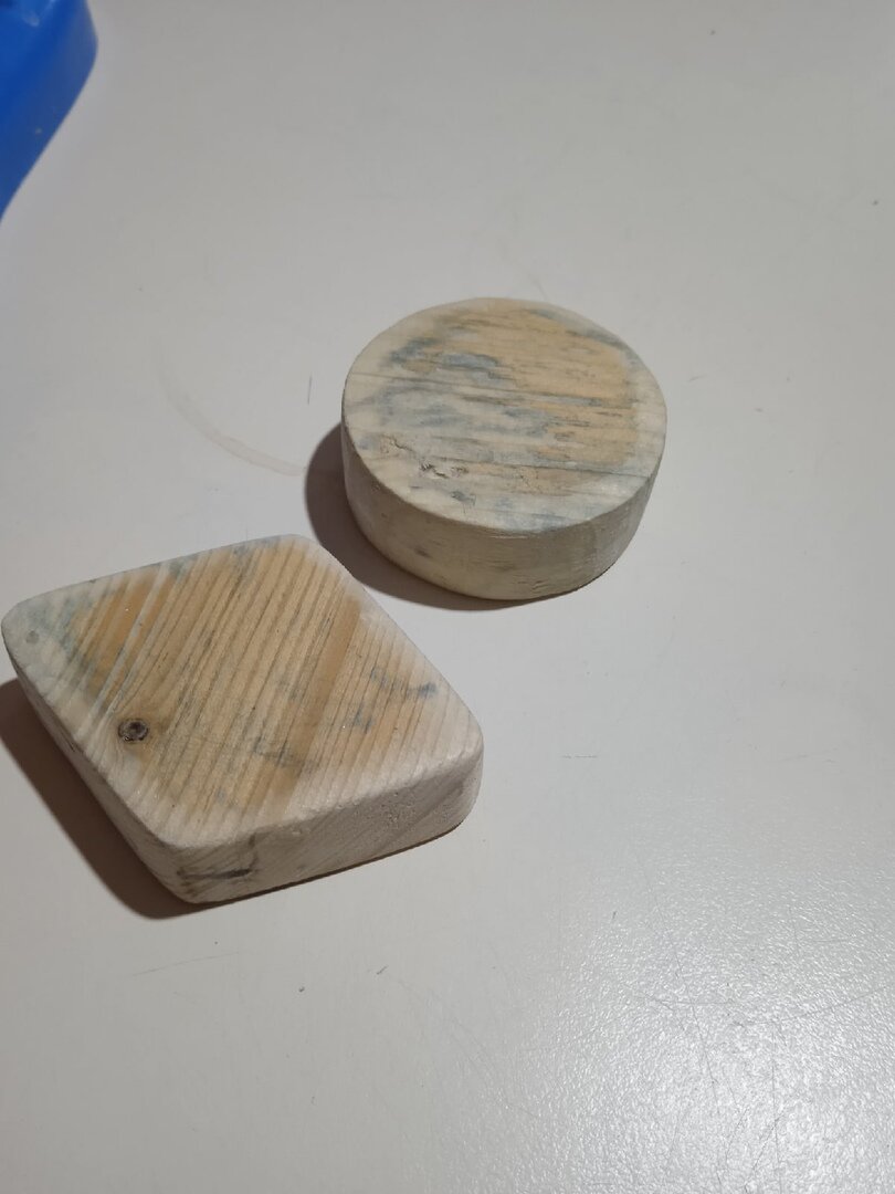 Нашла две фигурки. Старшенькая их уже успела разукрасить серым фломастером.