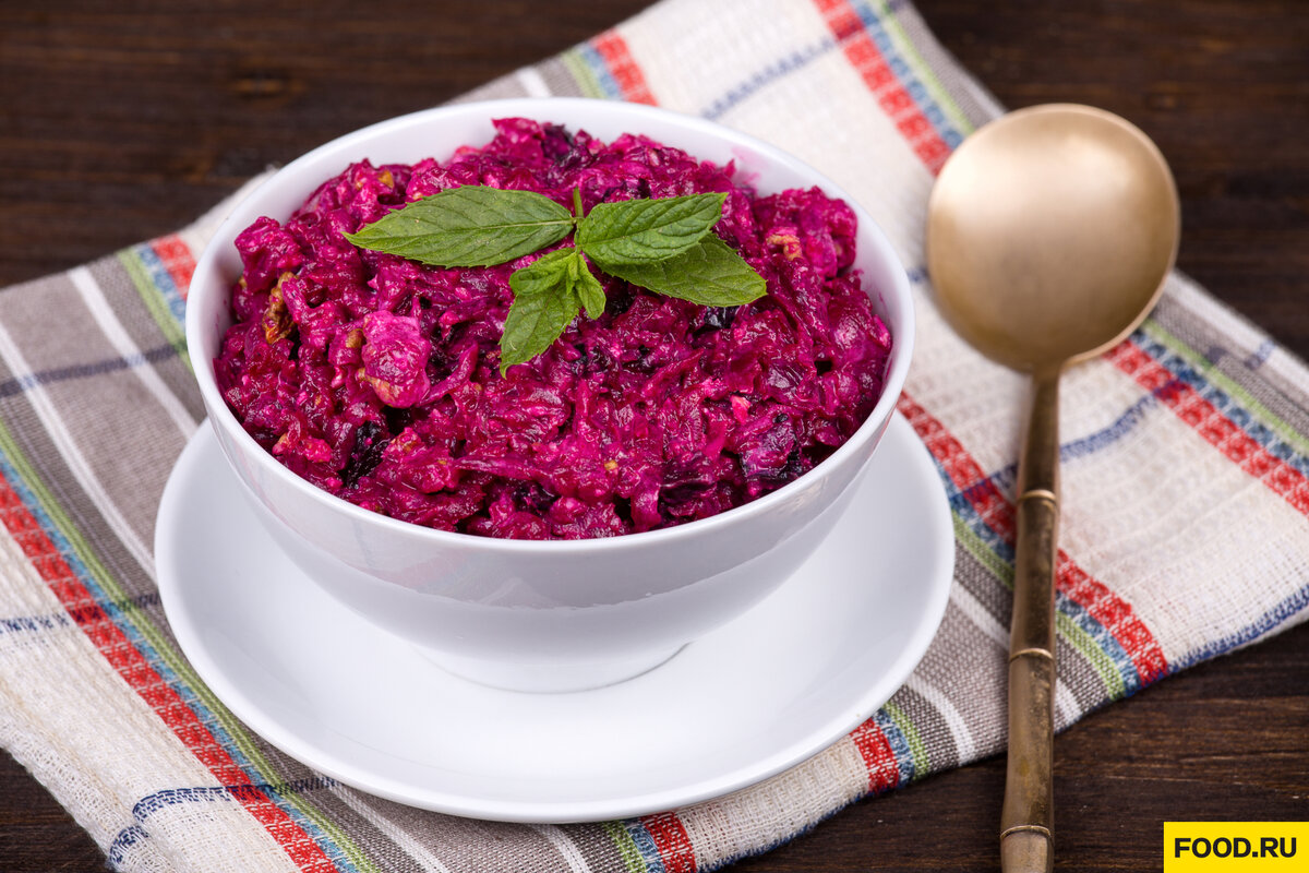 Вареная свекла с чем есть. Свекольный салат. Салат из свеклы с яблоком. Салат из свеклы с чесноком. Салат свекла с сыром и чесноком.