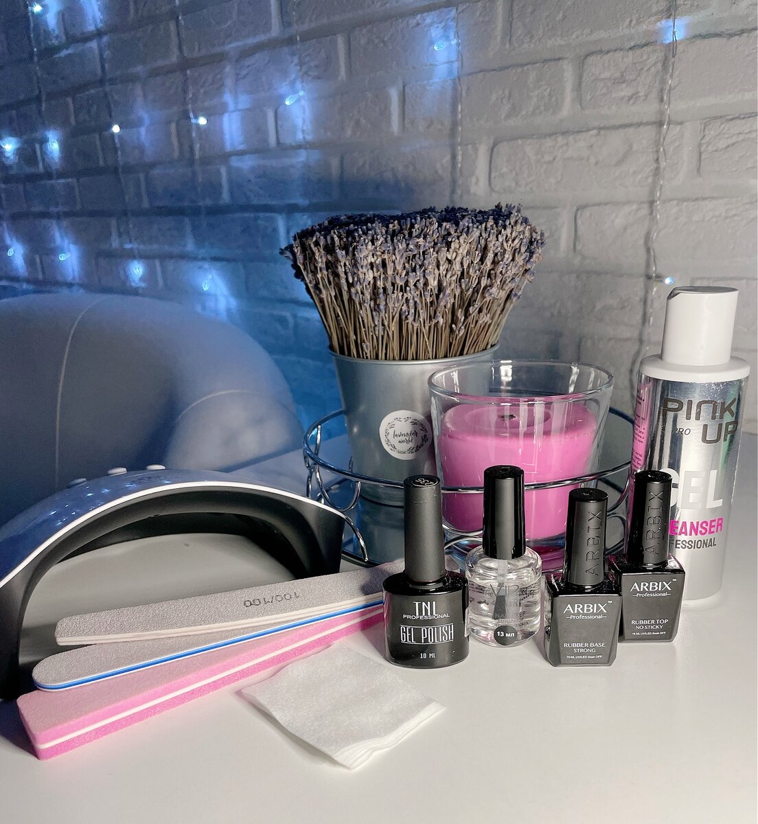Что у меня есть: лампа с алиэкспресса, пилки разные и баф, салфетки безворсовые, гель-лак TNL, пара - топ и база ARBIX, какой-то дегидратор с Ozon и очиститель липкого слоя Pink up.