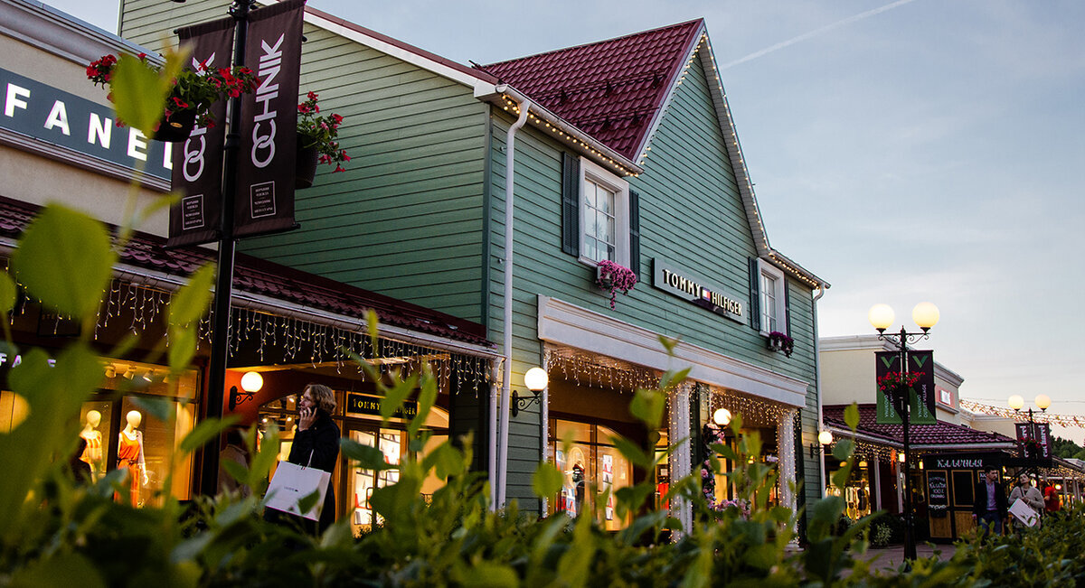 Аутлет совсем не похож на торговый центр. Это как небольшой район города, где каждый магазин находится в отдельном здании