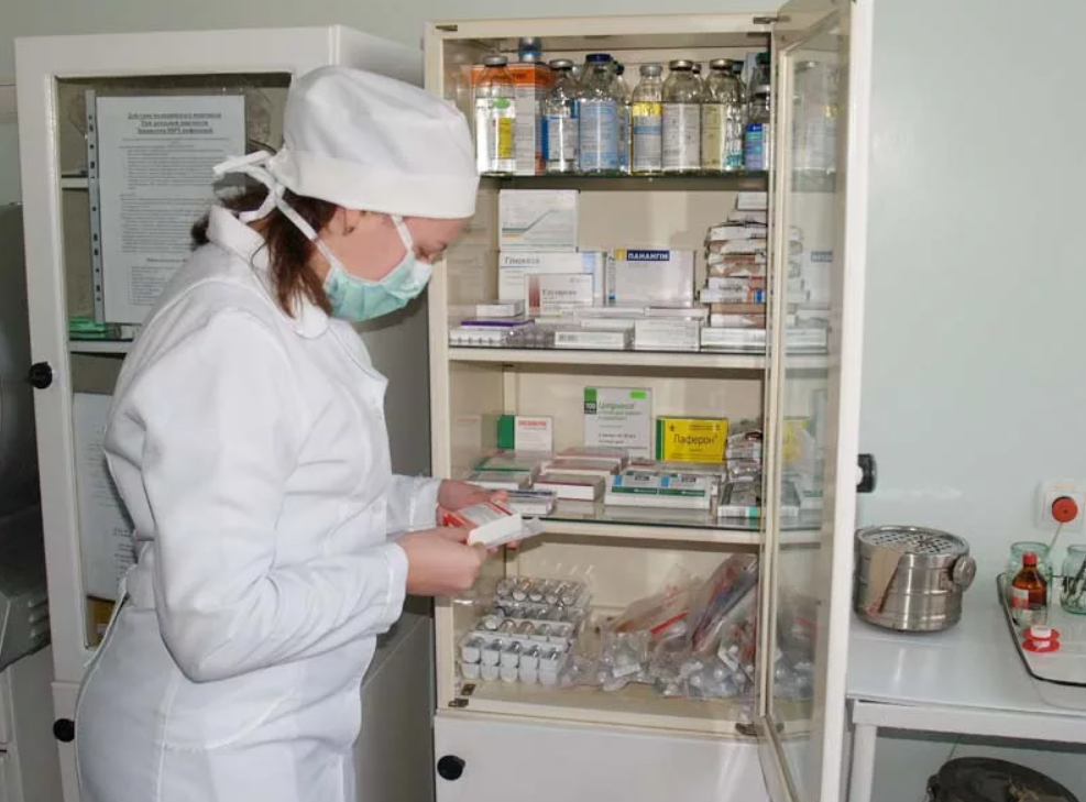 https://clinical-pharmacy.ru/uploads/posts/2012-08/1345117497_farmacevt-v-lpu-v-maske-u-stoiki-spreparatami.jpg