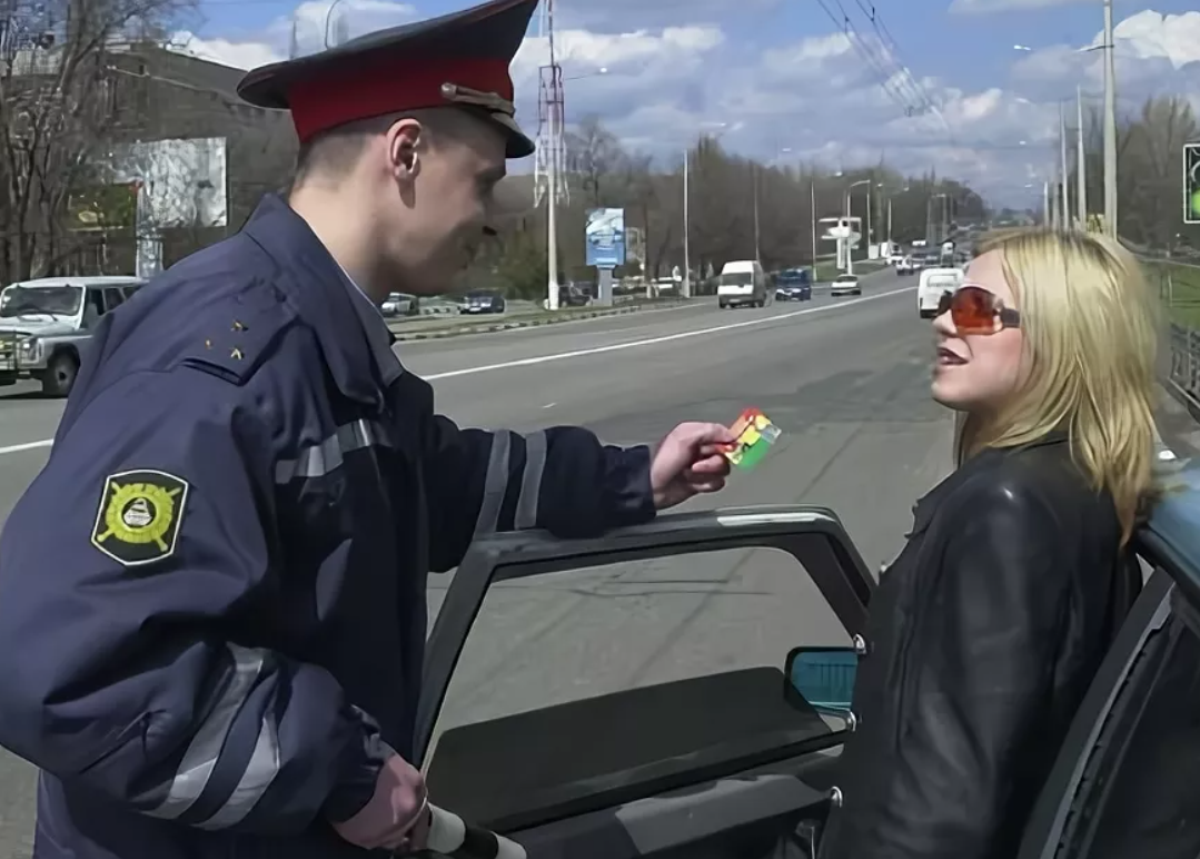 Девушка гаишник