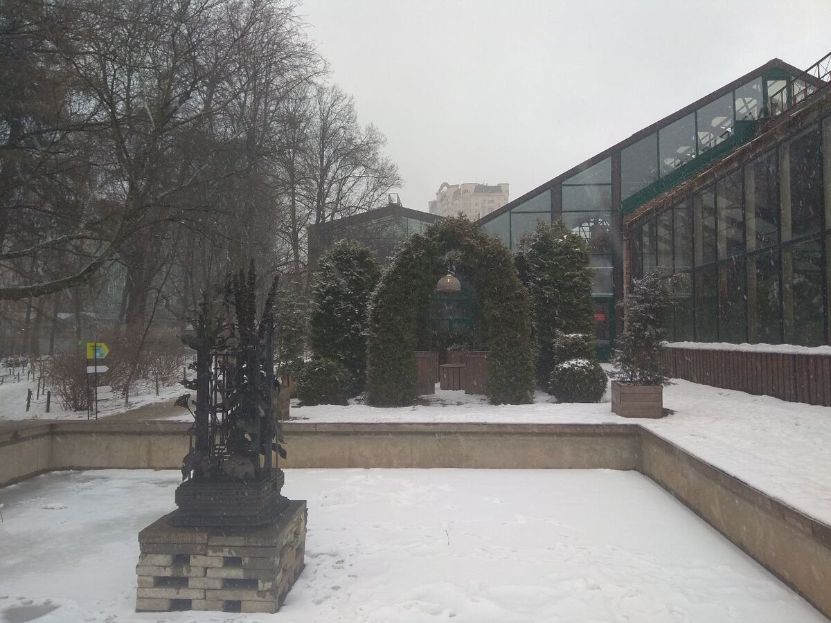 Зимой снаружи он, конечно, выглядит не так красиво.