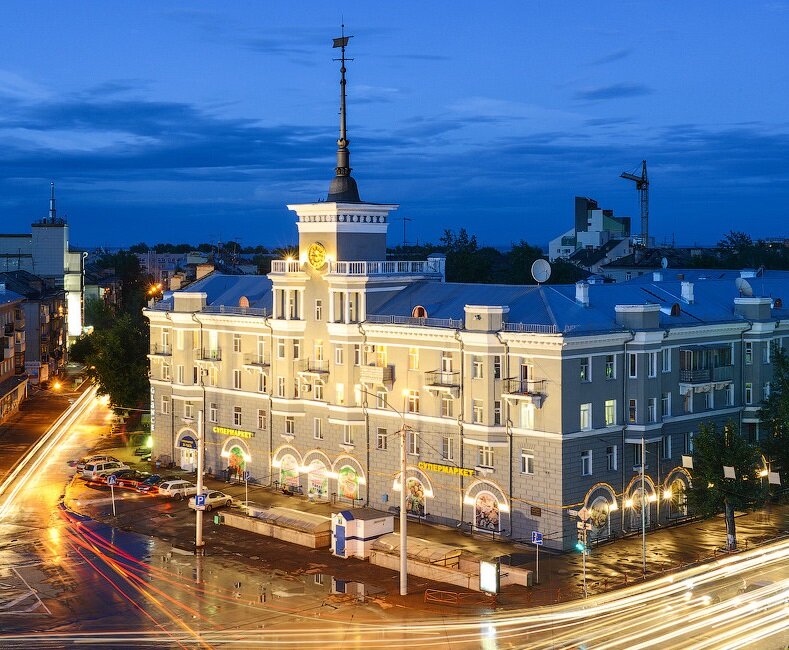 Достопримечательности России. Алтайский край. г.Барнаул. Центр города. Дом под шпилем. Фото из открытых источников.