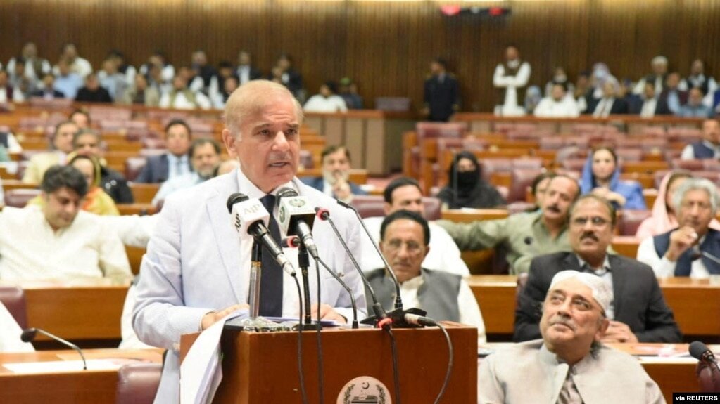 Шехбаз Шариф, возглавивший правительство Пакистана 11 апреля 2022. https://www.voanews.com/a/sharif-replaces-khan-as-pakistan-s-prime-minister-/6524363.html