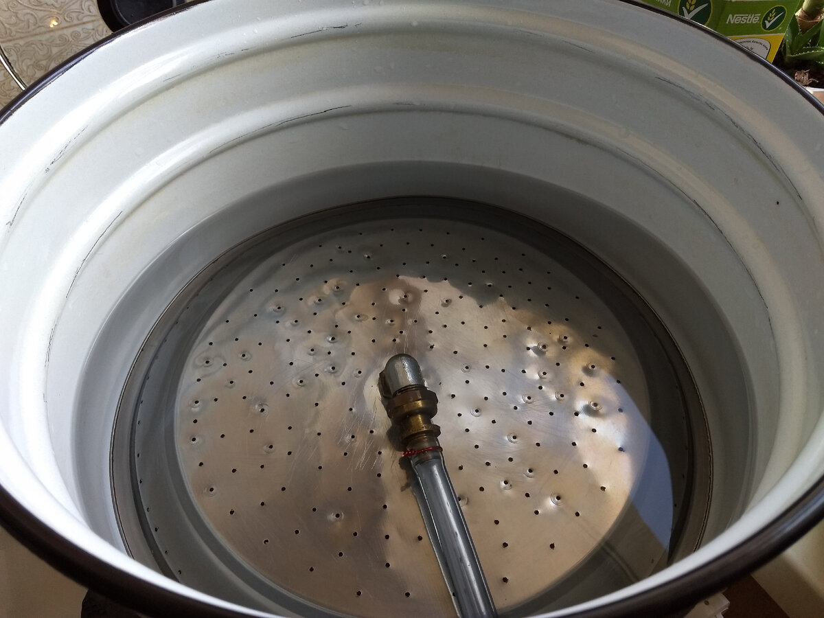 Здесь мой друг Жека врезал кран в кастрюлю, соединил шлангом с самодельным двойным дном из посудины из нержавеющей стали. Сделано это с целью фильтрации полученного сусла от дробины (отработанного солода)