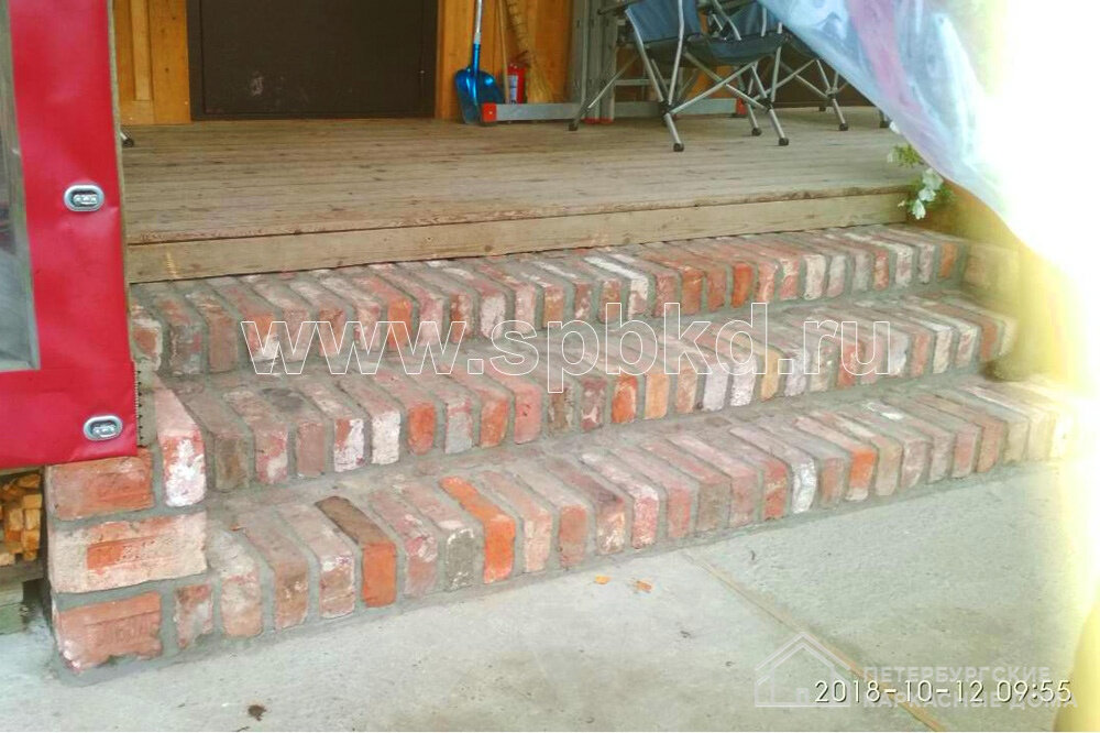 Ступени из старинного кирпича.