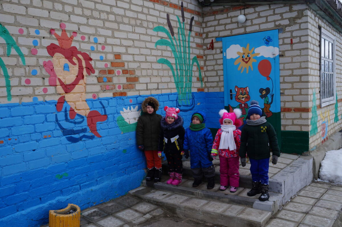 Перед экскурсией по значимым местам села. Воспитатель и такое практикует.
