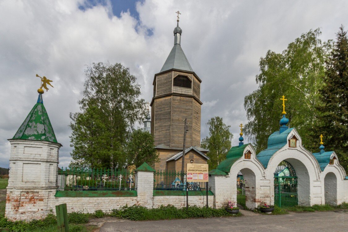 В этом селе расположено сразу два храма: летняя церковь Рождества Богородицы начала XVIII в. (освящена в 1713 году), зимняя церковь Рождества Христова 1781 года.-2