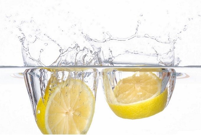Вода с лимоном неделю. Лимонная вода для похудения. Вода с лимоном для похудения. Лимон для похудения. Вода с лимоном при похудении.