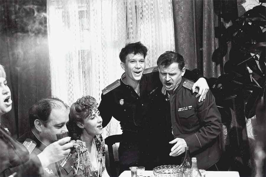 Кадр из фильма "Анкор, еще анкор!" : и время, и нравы военного городка переданы очень колоритно. А теперь представьте солнечный приграничный военный городок с морем молдавского вина... 