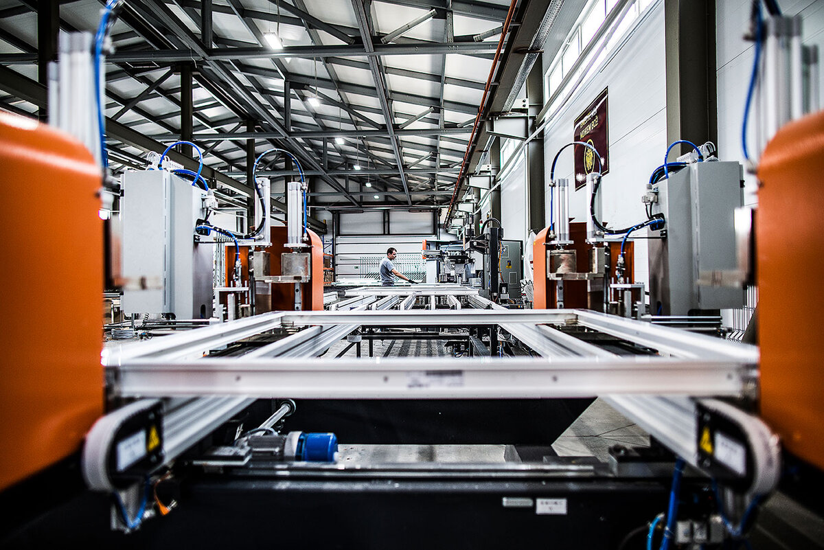  Российский производитель Melke производит оконные профили по инновационной технологии Co-Ex. Внутри — переработанные материалы, снаружи — премиальный пластик, который не желтеет со временем