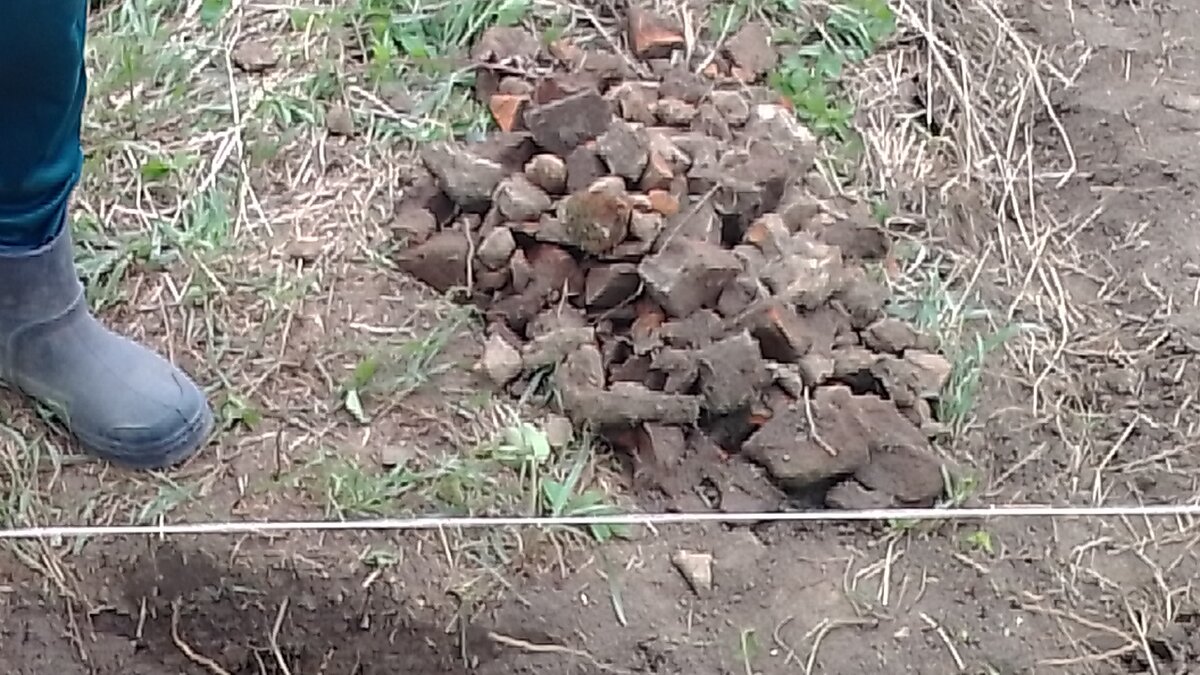 Это бой кирпича с участка после граблей и первая яма