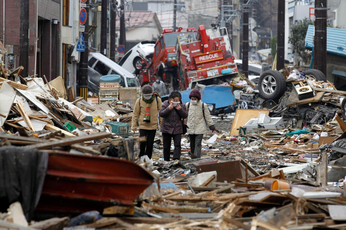 Япония землетрясение сегодня последние. Землетрясение в Токио 2011. ЦУНАМИ В Токио 2011. Землетрясение в Японии 2011.