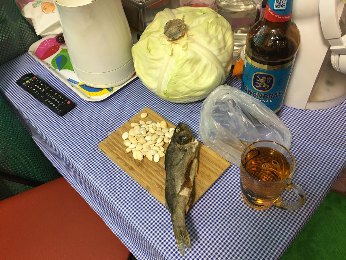 Итак начинаем: пока в пятилитровой кастрюле варится например курица, начинаем тонкой соломкой шинковать капусту. 