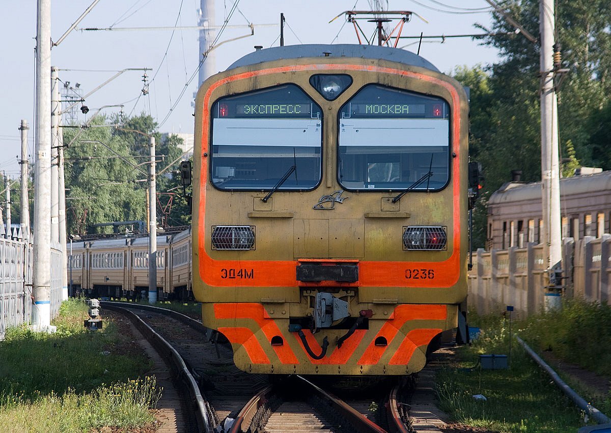 ЭД4М-0236 убирается в тупик станции Москва-Рижская