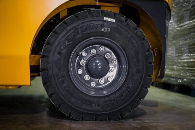 Замена шин на вилочных погрузчиках