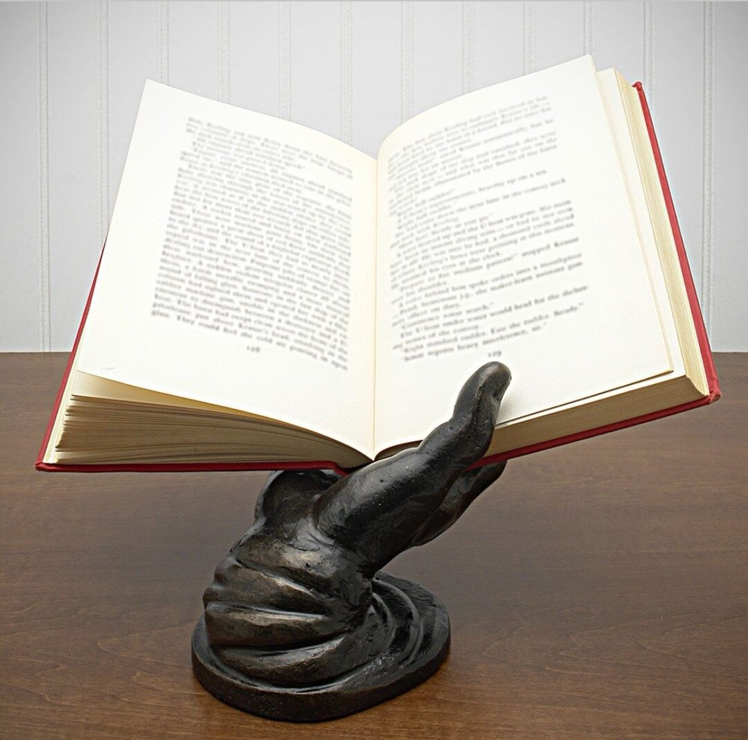 Hand books. Книга в руках эстетика. Книга в руках. Книжки в библиотеке. Hand books.