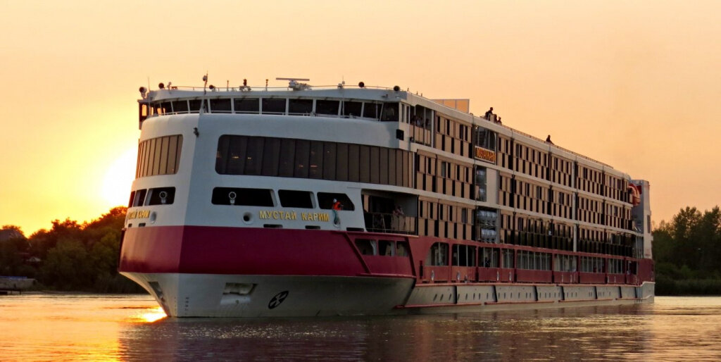 Гордость круизного флота России — «Мустай Карим».