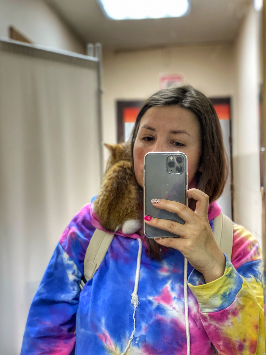 В клинике. Сначала котёнок волновался, залез мне на плечо. Но потом расслабился 😺