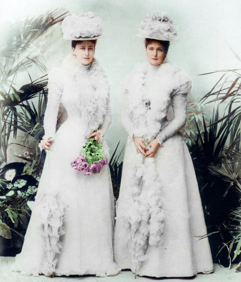 Елизавета Федоровна (с цветами) с сестрой, Императрицей Александрой Федоровной