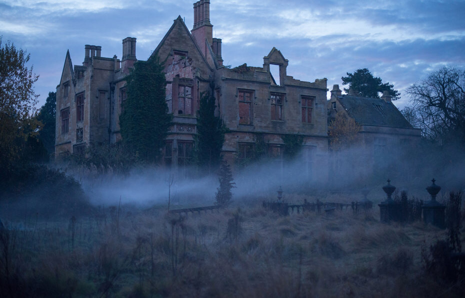 Мистический дом в тумане