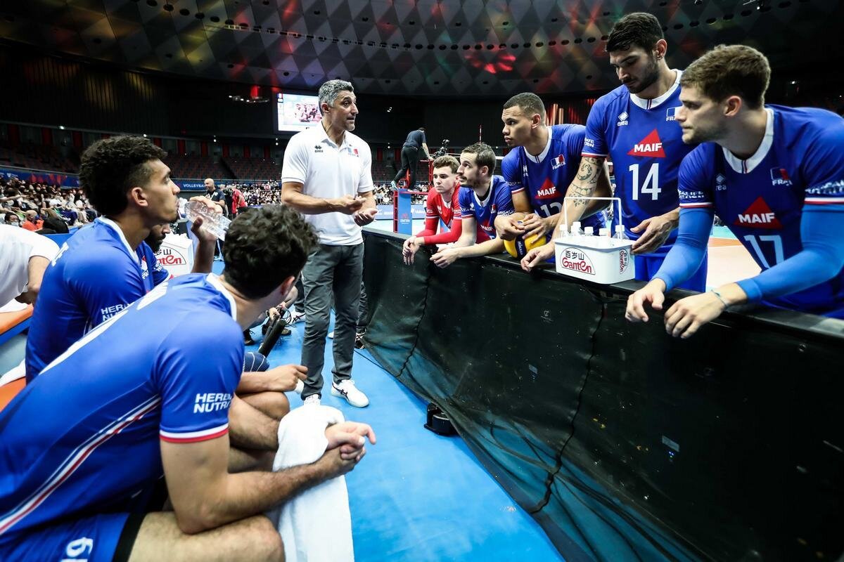 Тайм-аут сборной Франции / фото: volleyballworld.com