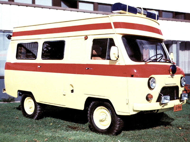 В конце 80-х годов по специальному заказу было произведено относительно небольшое количество реанимобилей для Советского Союза фирмой Tamro. Автомобиль построили на базе цельнометаллического фургона УАЗ. Это был вполне оправданный шаг, поскольку иного отечественного шасси, на котором можно было бы построить машину “Скорой помощи” для интенсивного использования в трудных дорожных условиях, в то время просто не существовало.