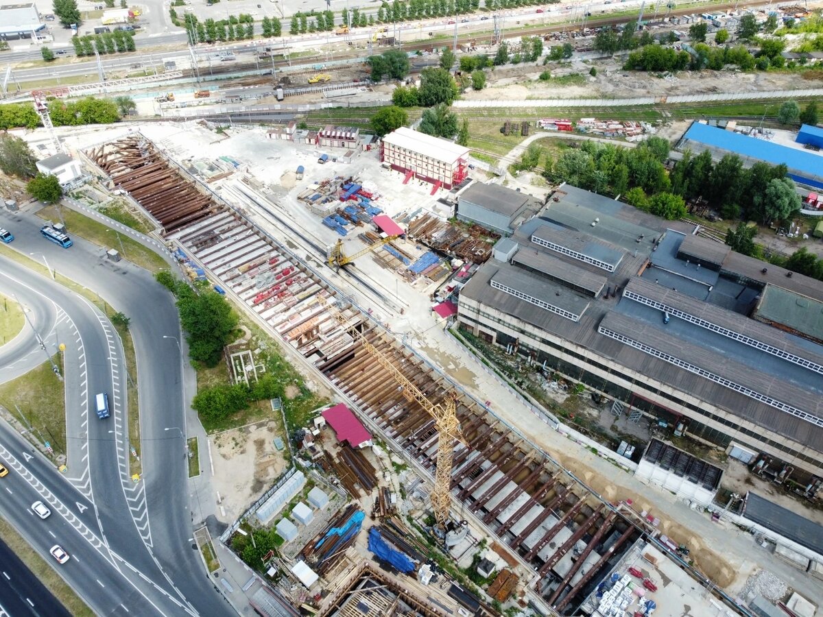 📷 1: Общий вид на формируемый транспортно-пересадочный узел. К северу от строящейся станции метро уже разворачивается строительство нового остановочного пункта «Лианозово» МЦД-1, расположенного поближе (относительно местоположения старой платформы) к Дмитровскому Шоссе и новой станции метро.