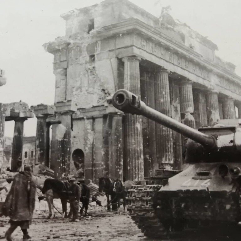 Советские войска в Берлине у Бранденбургских ворот, фотография из личного архива