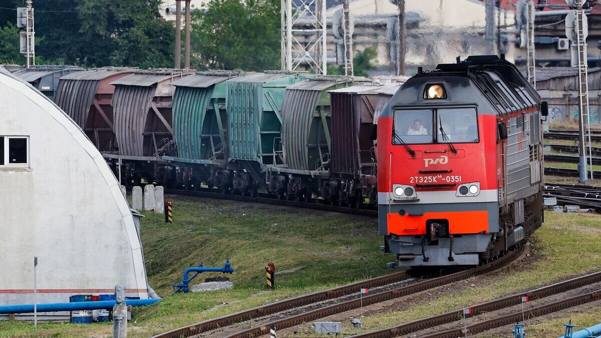    Первый грузовой поезд с цементом, прибывает в Калининград транзитом через Литву после снятия ограничений Евросоюза© РИА Новости / Михаил Голенков