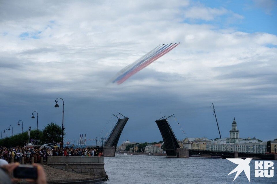     Штурмовики Су-25 раскрасили небо над Петербургом в цвета российского флага Артем КИЛЬКИН