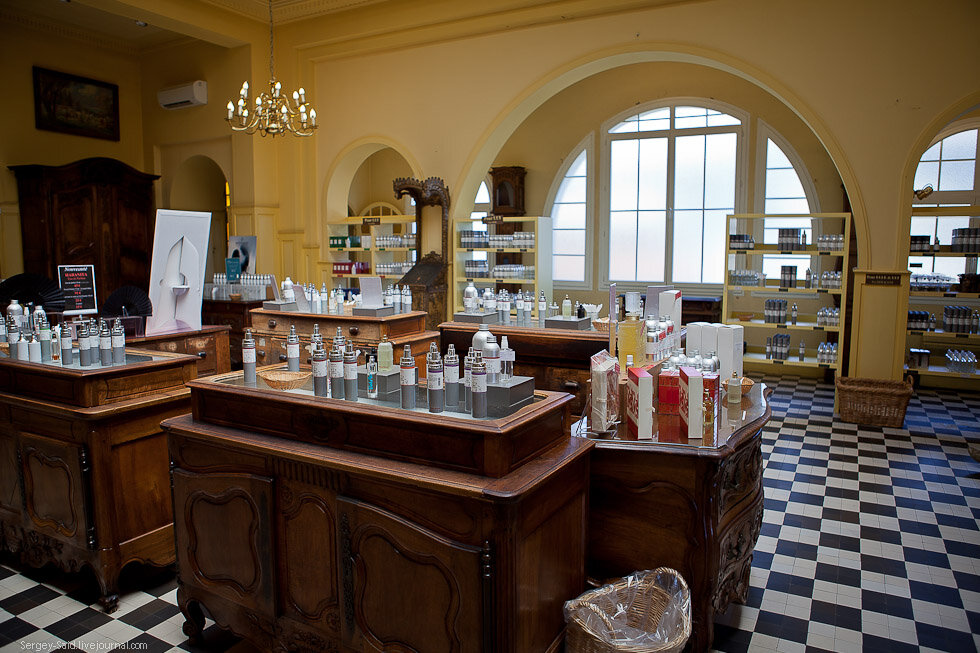 духов. город парфюмерии. город парфюмерии. франция фабрика фрагонар парфюмерная. производство духов.