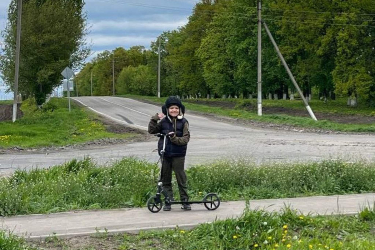 Лешка мальчик лет десяти. Алеша танкист Белгород. Мальчик Алеша из Белгородской области. Мальчик Белгород встречает военных. Мальчик который провожает военных в Белгородской области.