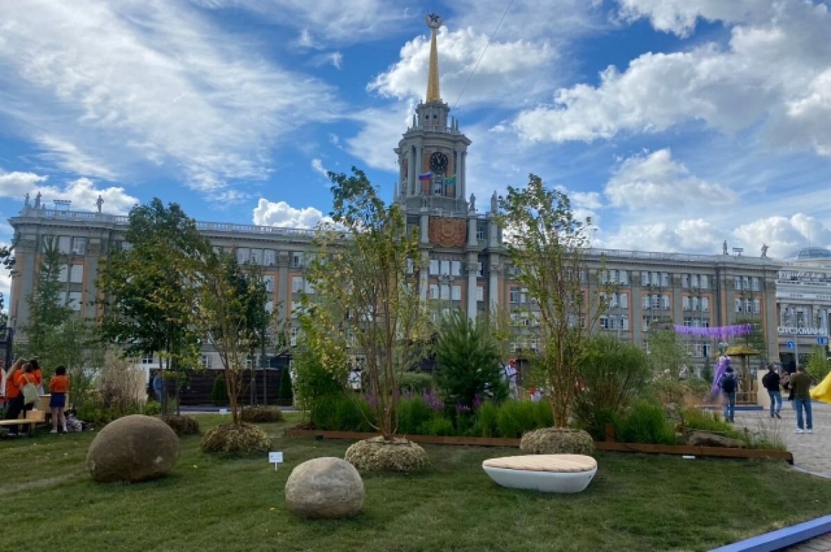    Второй год подряд площадь 1905 года преображается в цветущий сад.